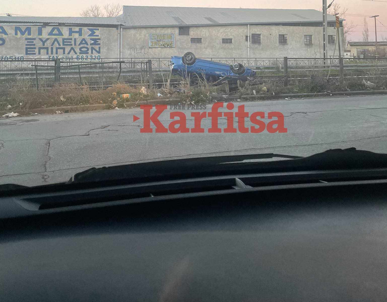 Θεσσαλονίκη: Αναποδογύρισε ΙΧ στις ράγες του ΟΣΕ – Έσπασε τις μπάρες (Video)