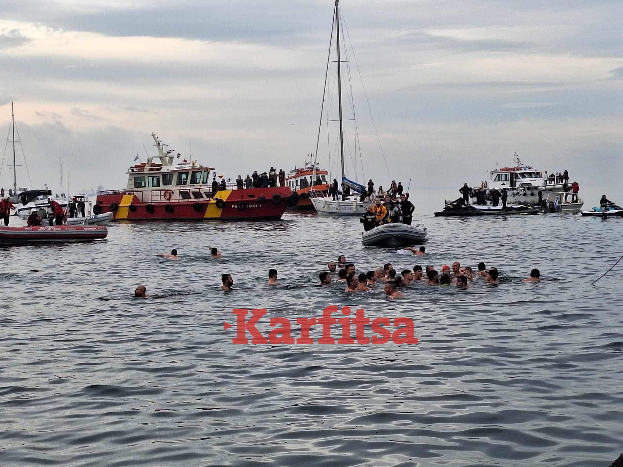 Θεσσαλονίκη: Αγιασμός των υδάτων από τον Μητροπολίτη Φιλόθεο – Ο Στέργιος Παγωνίδης έπιασε τον σταυρό (ΦΩΤΟ+Video)