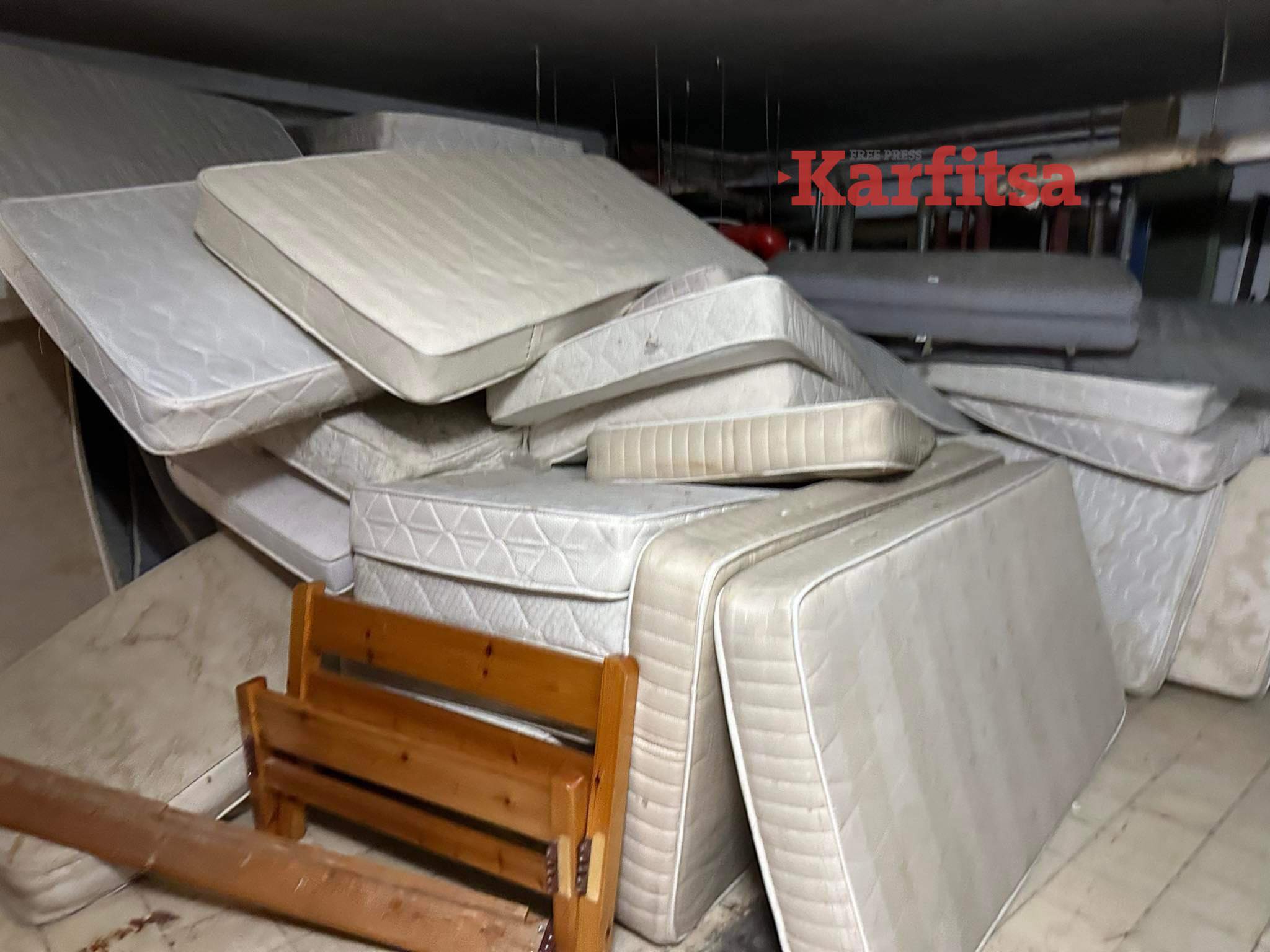 Μένοντας σε μουχλιασμένο δώμα και κρεβάτι δίχως στρώμα