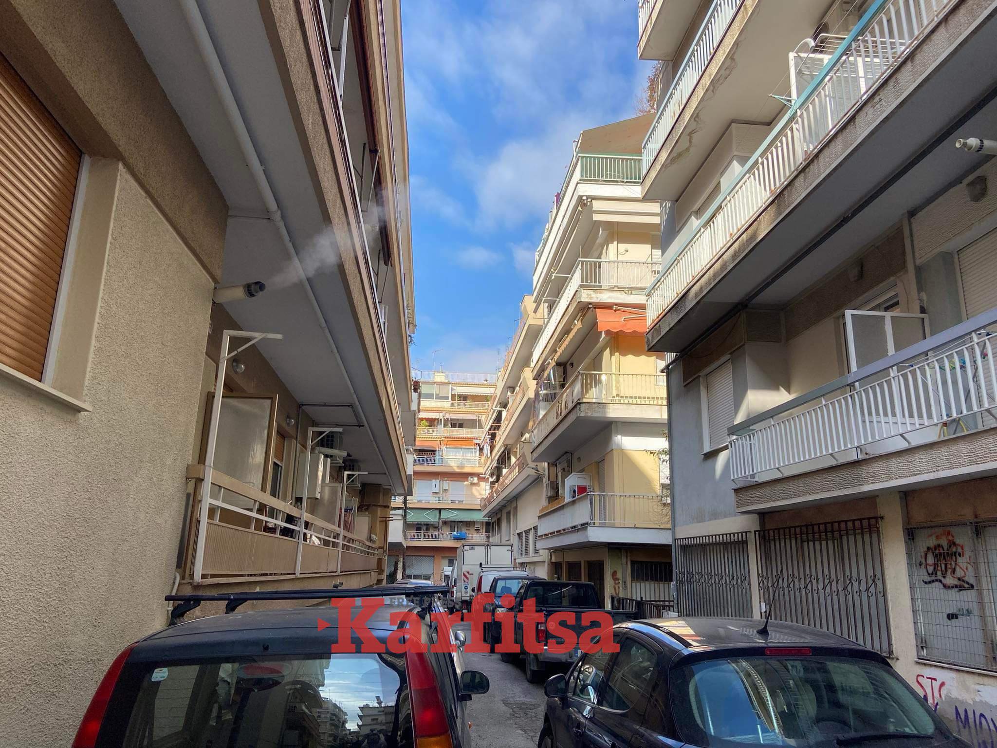 Θεσσαλονίκη: Ασυνείδητοι δημιούργησαν «υπαίθριο» πάρκινγκ σε οδό (ΦΩΤΟ)