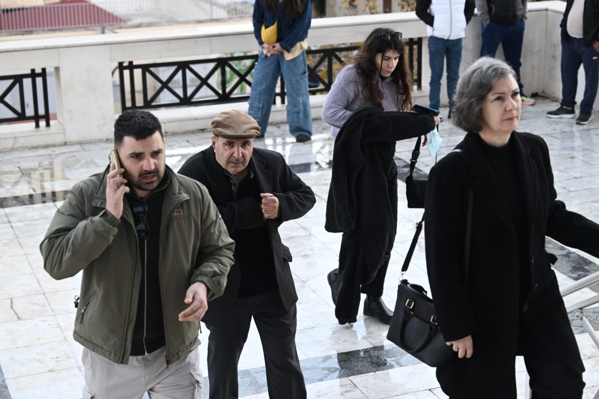 Ξεκίνησε η δευτεροβάθμια δίκη για τον θάνατο του Ζακ Κωστόπουλου: «Σας εκλιπαρώ να αποδώσετε δικαιοσύνη» είπε η μητέρα του θύματος