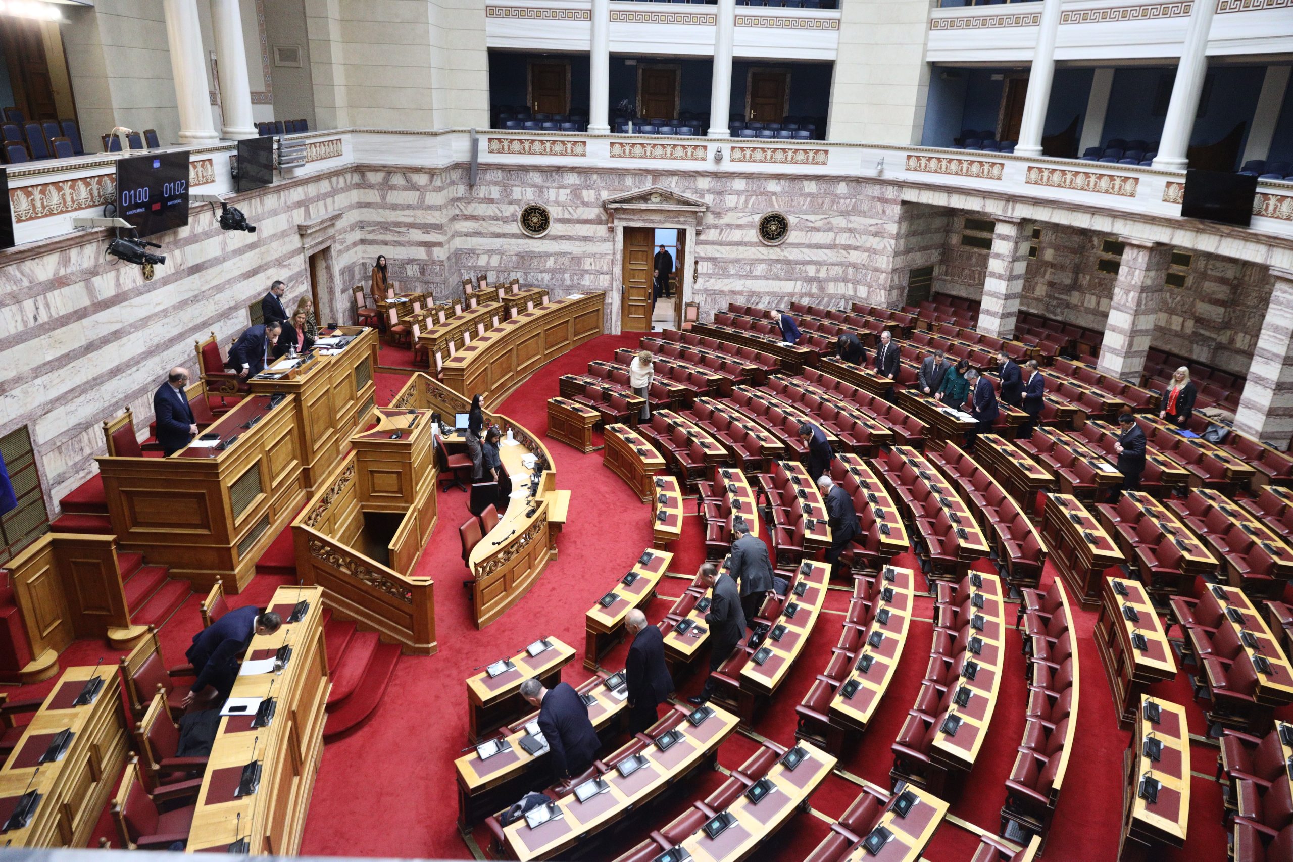 Ενός λεπτού σιγή για τους πεσόντες στα Ίμια στη Βουλή – Το μήνυμα του Ν. Δένδια
