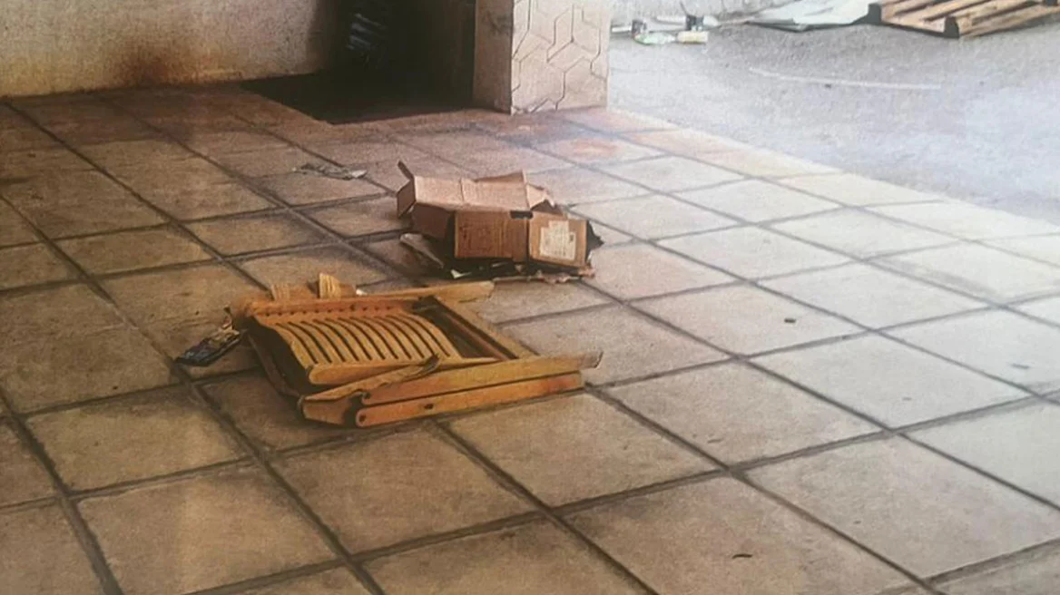 Θεσσαλονίκη: Ξέφυγε η κατάσταση μεταξύ δύο γειτόνων – Του πασάλειψε με περιττώματα σκύλων και ούρα το αμάξι και το κατάστημα για τα…κοινόχρηστα (ΦΩΤΟ)