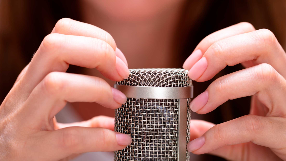 Χαλαρώνοντας με ASMR: Γιατί εκατομμύρια άνθρωποι παρακολουθούν βίντεο στο YouTube με κάποιον να ψιθυρίζει; (Video)