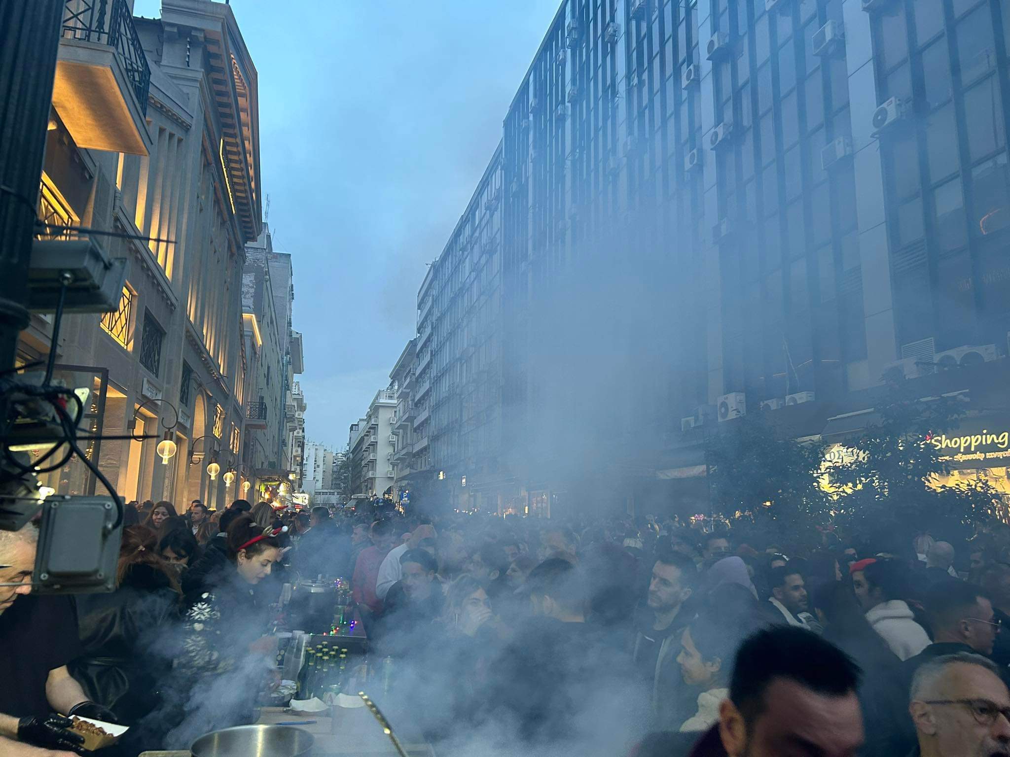 Περιμένοντας την αλλαγή του χρόνου υπό τους ήχους του Βασίλη Καρρά