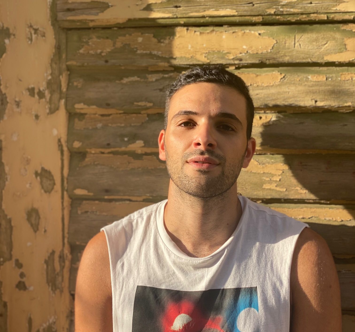 Γιάννης Τομάζος: Θεατής μετά την παράσταση «Πράγα» μού είπε «ήρθα για να καταλάβω πώς μπορώ να αντιμετωπίσω τον ομοφυλόφιλο γιο μου»