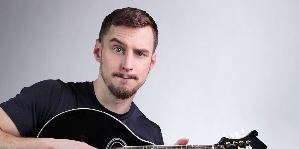 Μουσικός έπαιξε 111 όργανα σε 111 δευτερόλεπτα (Video)