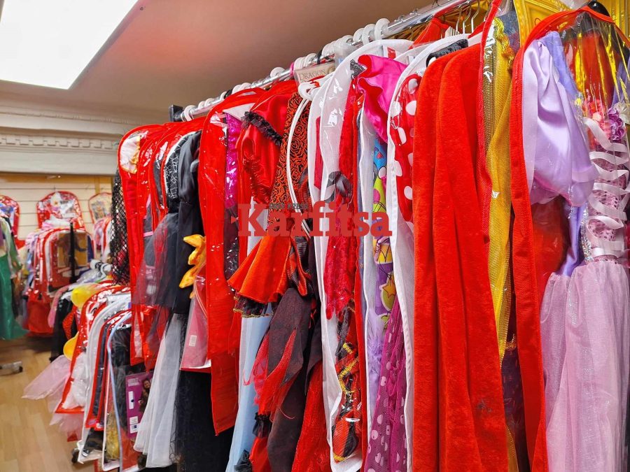 Θεσσαλονίκη: Έφτασαν στα καταστήματα στολές για τα Καρναβάλια - Αποκριάτικα δρώμενα από το δήμο ζητούν οι έμποροι των εποχιακών