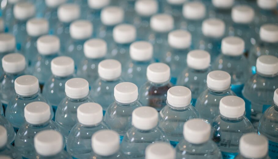 Το εμφιαλωμένο νερό μπορεί να περιέχει χιλιάδες μικροσκοπικά κομμάτια πλαστικού υποστηρίζει έρευνα