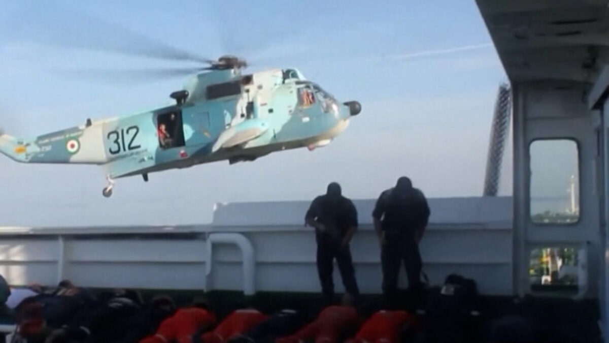 Βίντεο από την κατάληψη του ελληνόκτητου δεξαμενόπλοιου στον κόλπο του Ομάν