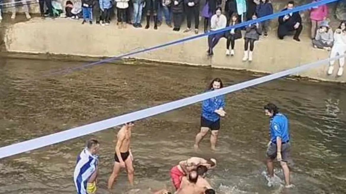 Πιάστηκαν στα χέρια για τον σταυρό (Video)