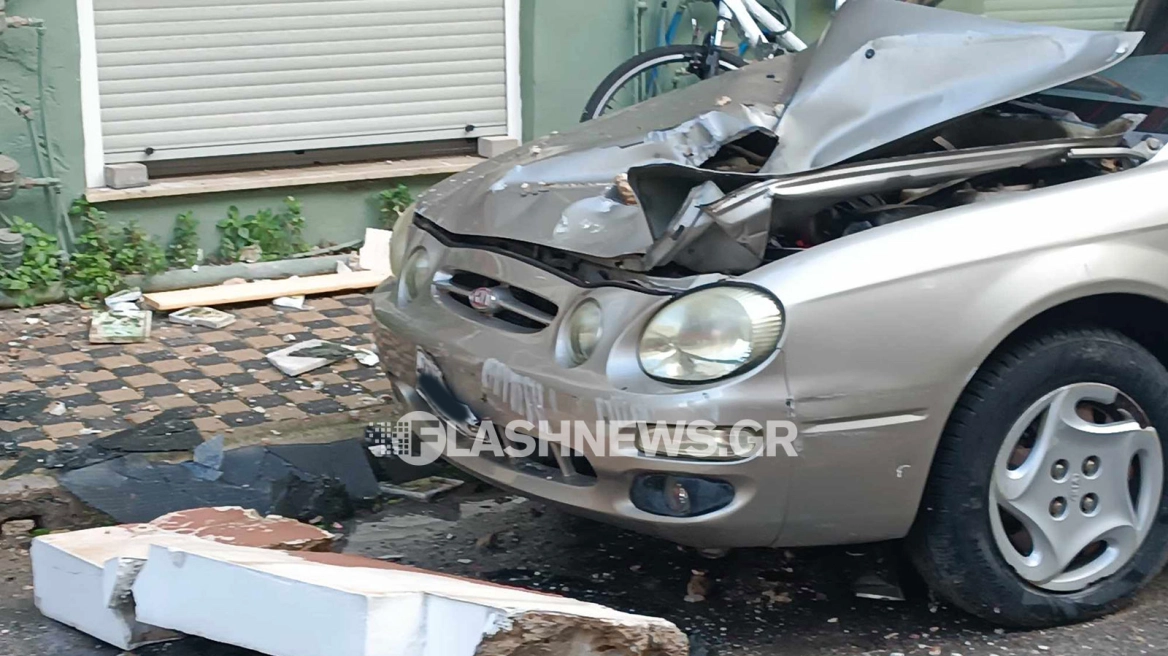 Αποκολλήθηκε μέρος μπαλκονιού κι έπεσε πάνω σε ΙΧ (ΦΩΤΟ)