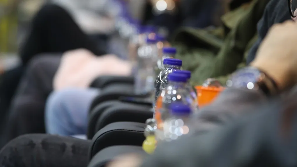 Το εμφιαλωμένο νερό μπορεί να περιέχει χιλιάδες μικροσκοπικά κομμάτια πλαστικού