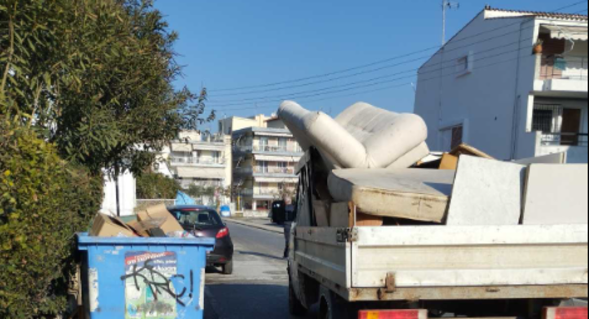 Θεσσαλονίκη: Επιχείρηση αποκομιδής των ογκωδών απορριμμάτων στο Δήμο Θερμαϊκού