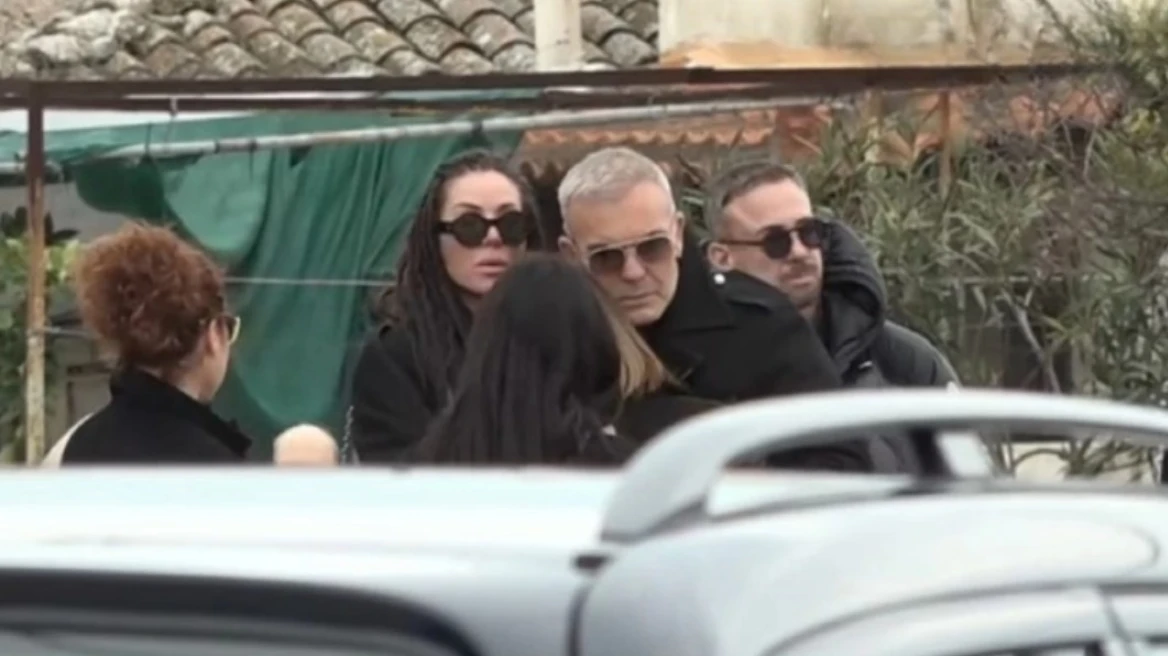 Συντετριμμένος ο Στέλιος Ρόκκος στην κηδεία του αδερφού του (ΦΩΤΟ+Video)