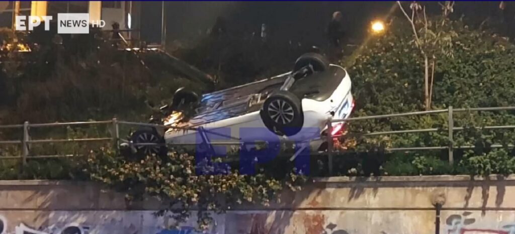 Σοκαριστικό τροχαίο στην Ηλιούπολη: ΙΧ ανατράπηκε και κρεμάστηκε από τις μπάρες