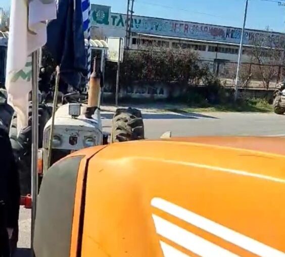 Oλιγόλεπτος αποκλεισμός από αγρότες της Εθνικής Οδού Λάρισας – Κοζάνης