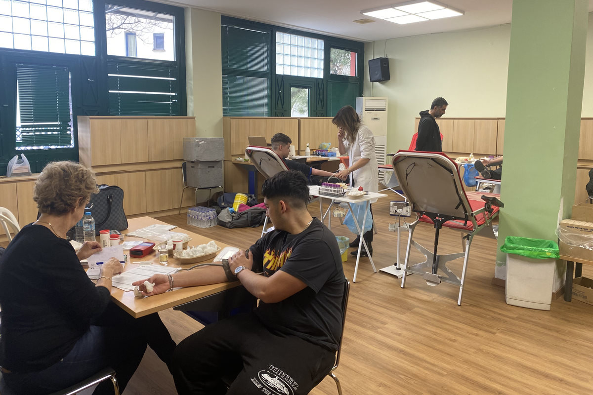 Θεσσαλονίκη: Έδωσαν αίμα μαθητές και φοιτητές με αφορμή το δυστύχημα των Τεμπών