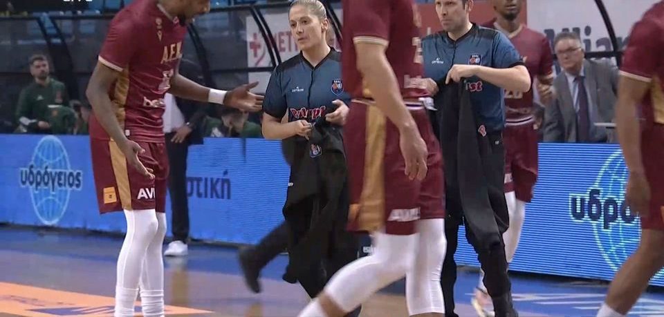 ΑΕΚ – Παναθηναϊκός: Οι διαιτητές διακόπτουν τον αγώνα λόγω υβριστικών συνθημάτων σε βάρος της Τσαρούχα (Video)