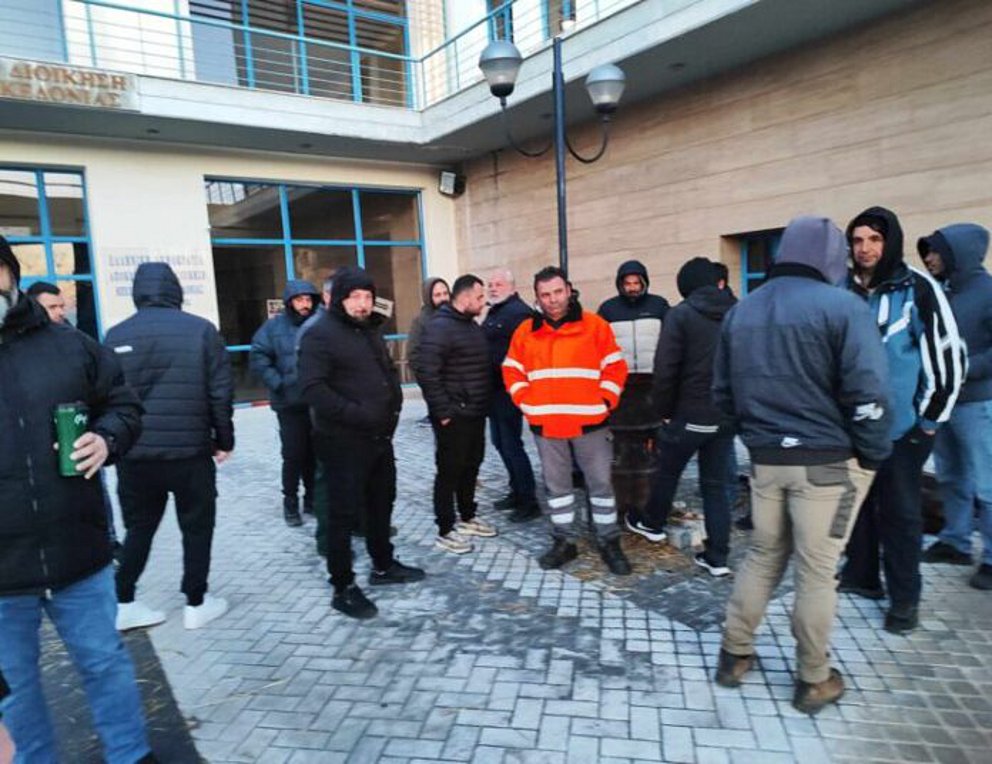 Αγρότες απέκλεισαν το Τελωνείο Καστοριάς και το κτίριο της Περιφέρειας Δυτ. Μακεδονίας στην Κοζάνη