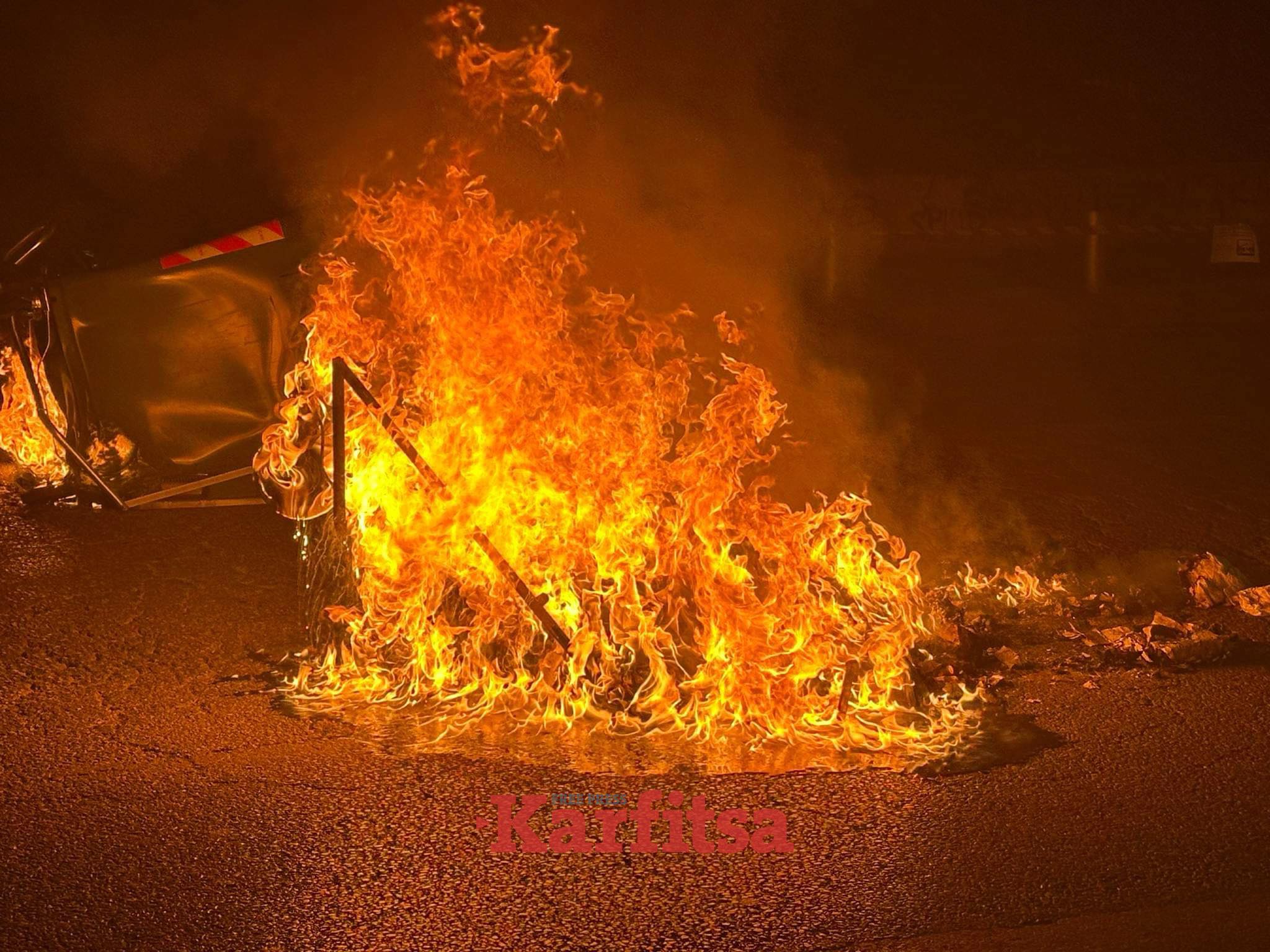 Θεσσαλονίκη: Άγνωστοι έβαλαν φωτιά σε κάδους (ΦΩΤΟ)