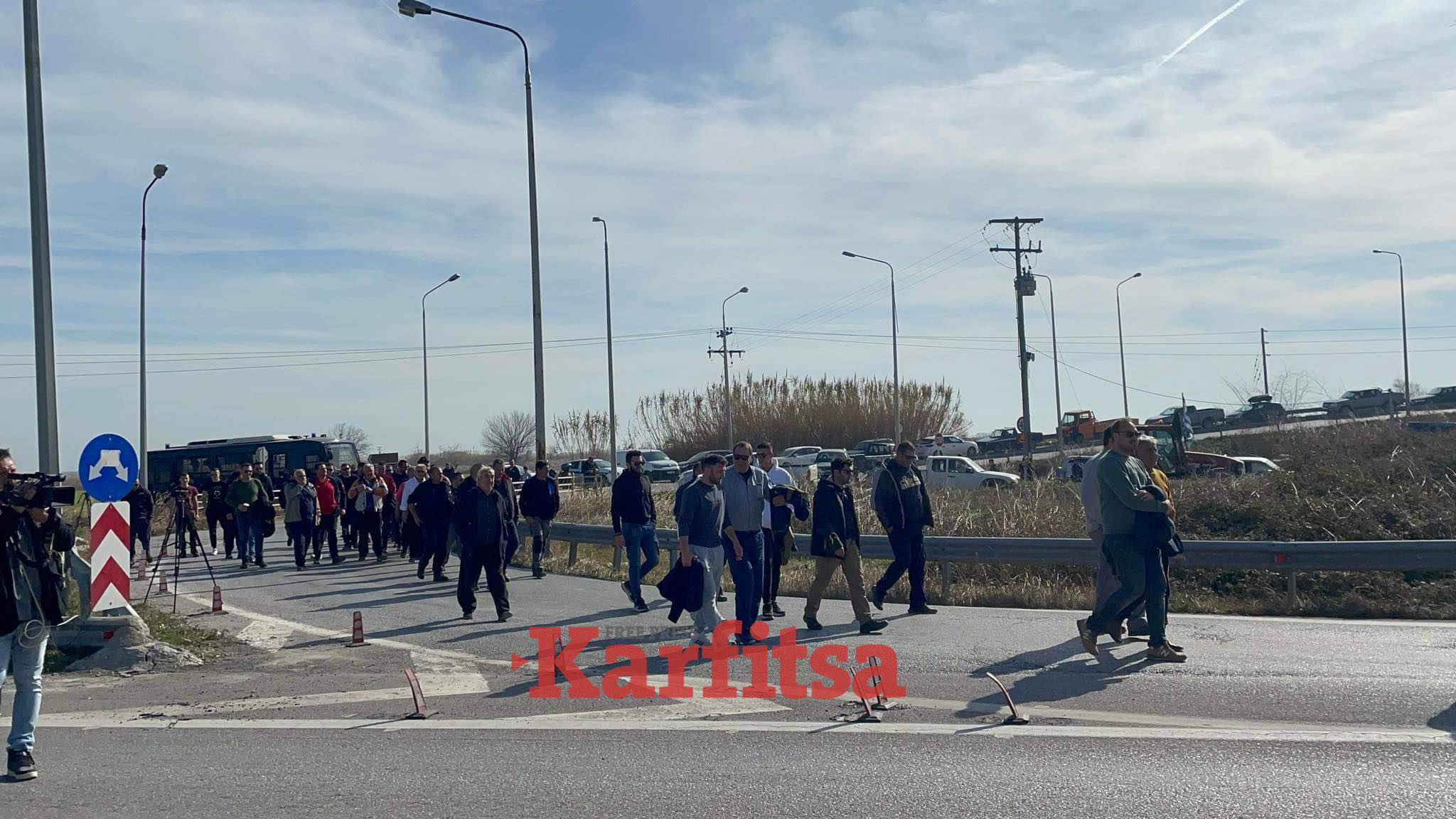 Θεσσαλονίκη: Στα μπλόκα οι αγρότες – Έκλεισαν την Εθνική οδό Αθηνών Θεσσαλονίκης (ΦΩΤΟ + Video)