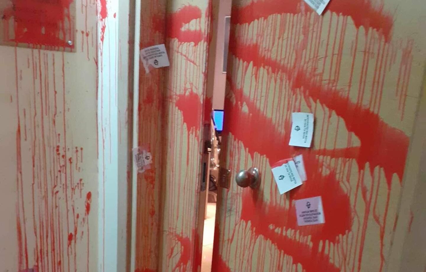 Θεσσαλονίκη: Επίθεση αντιεξουσιαστών στο γραφείο της Έλενας Ράπτη (ΦΩΤΟ)