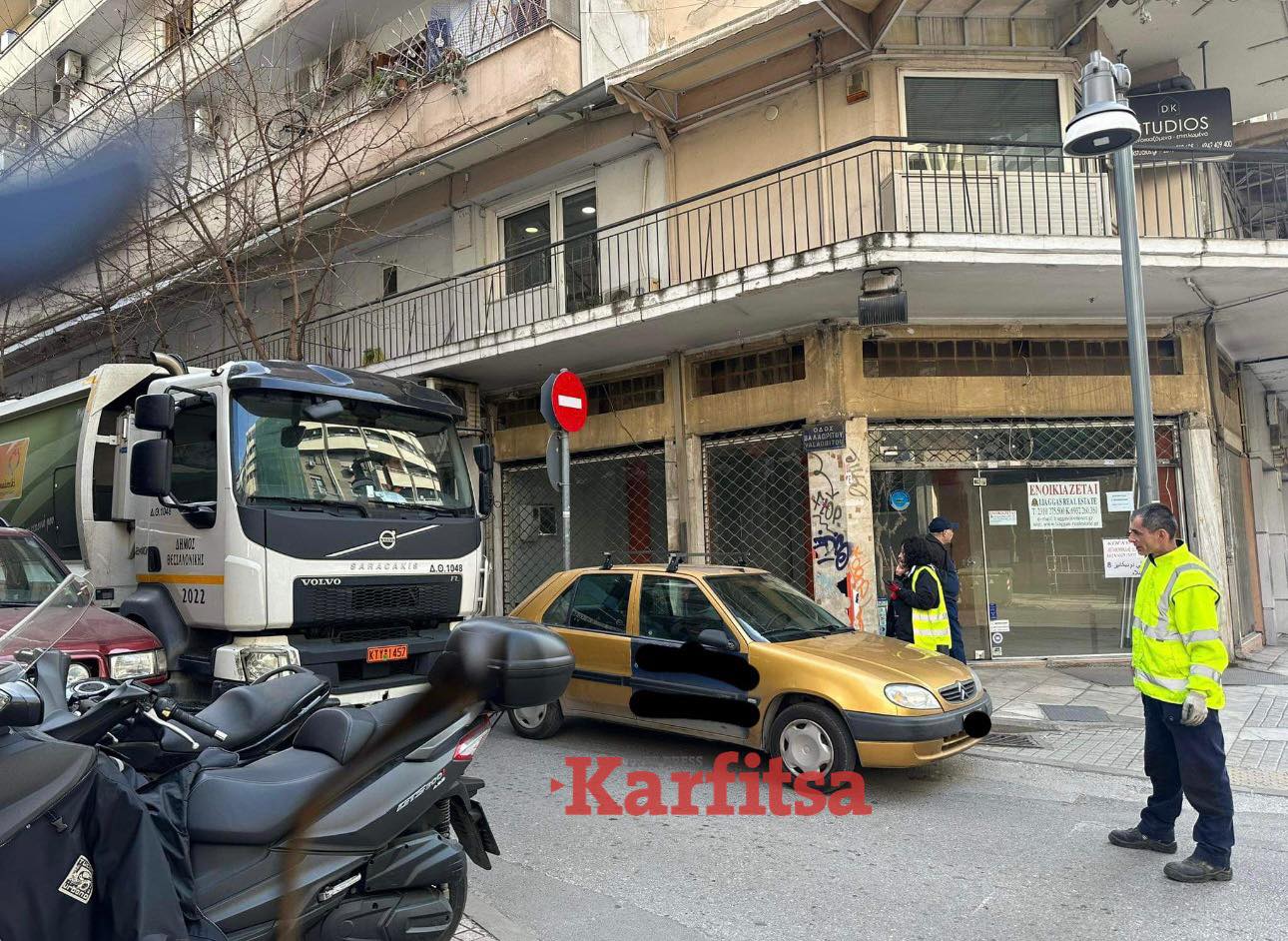 Θεσσαλονίκη: Απορριμματοφόρο «εγκλωβίστηκε» στο κέντρο (ΦΩΤΟ)