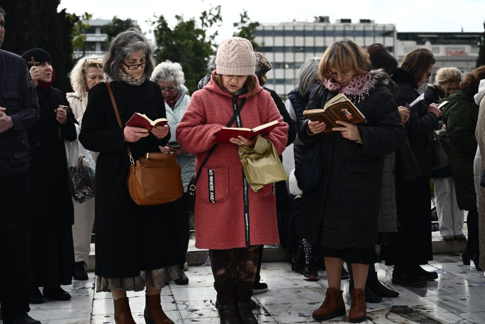 Διαμαρτυρία στο Σύνταγμα με εικόνες και σταυρούς κατά του νομοσχεδίου για τα ομόφυλα ζευγάρια (Video)