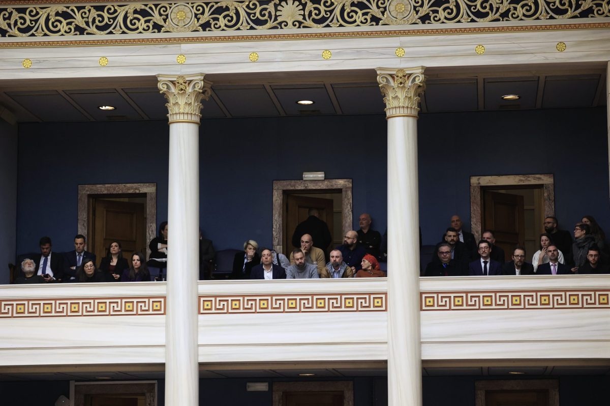 Βουλή: Επεισόδιο στα θεωρεία την ώρα που μιλούσε ο Αντώνης Σαμαράς – Παρενέβη η φρουρά για να πέσουν οι τόνοι