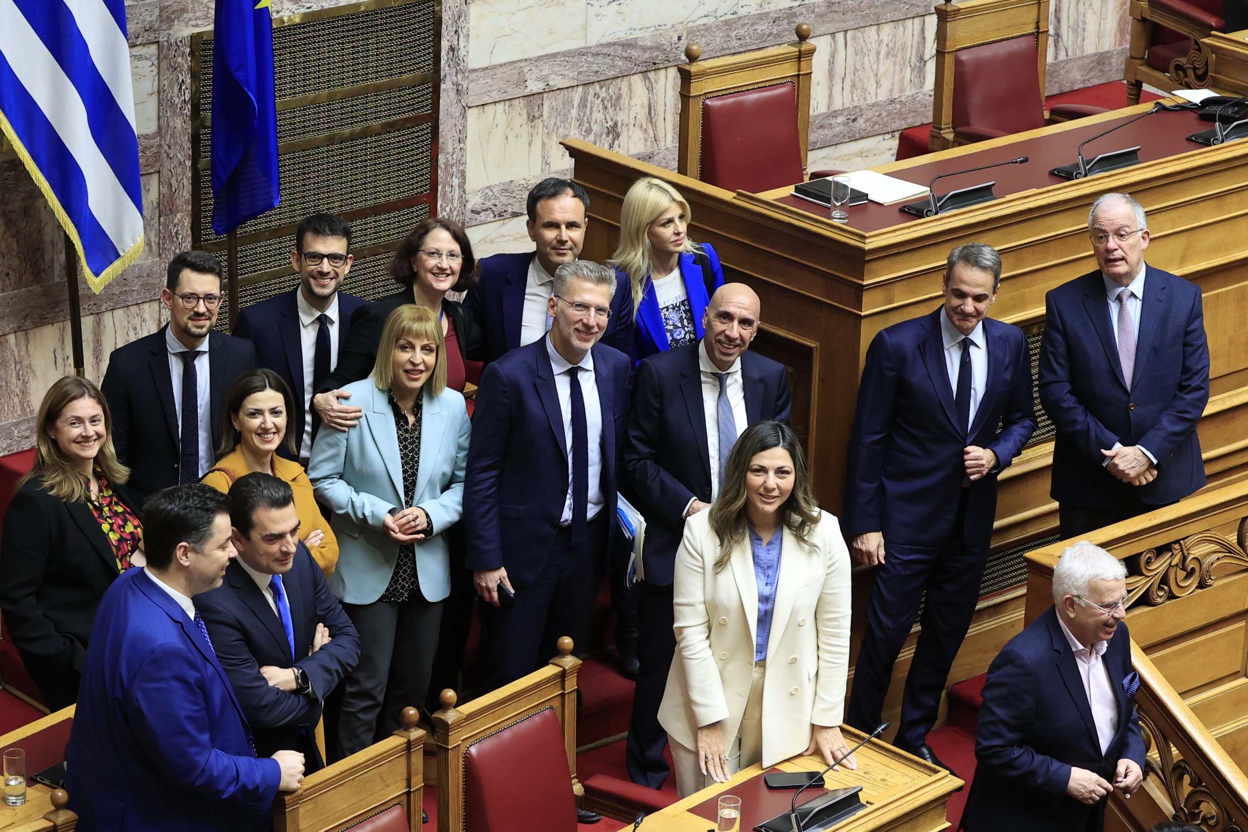 Υπερψηφίστηκε το νομοσχέδιο για τα ομόφυλα ζευγάρια με 176 ναι και 76 όχι