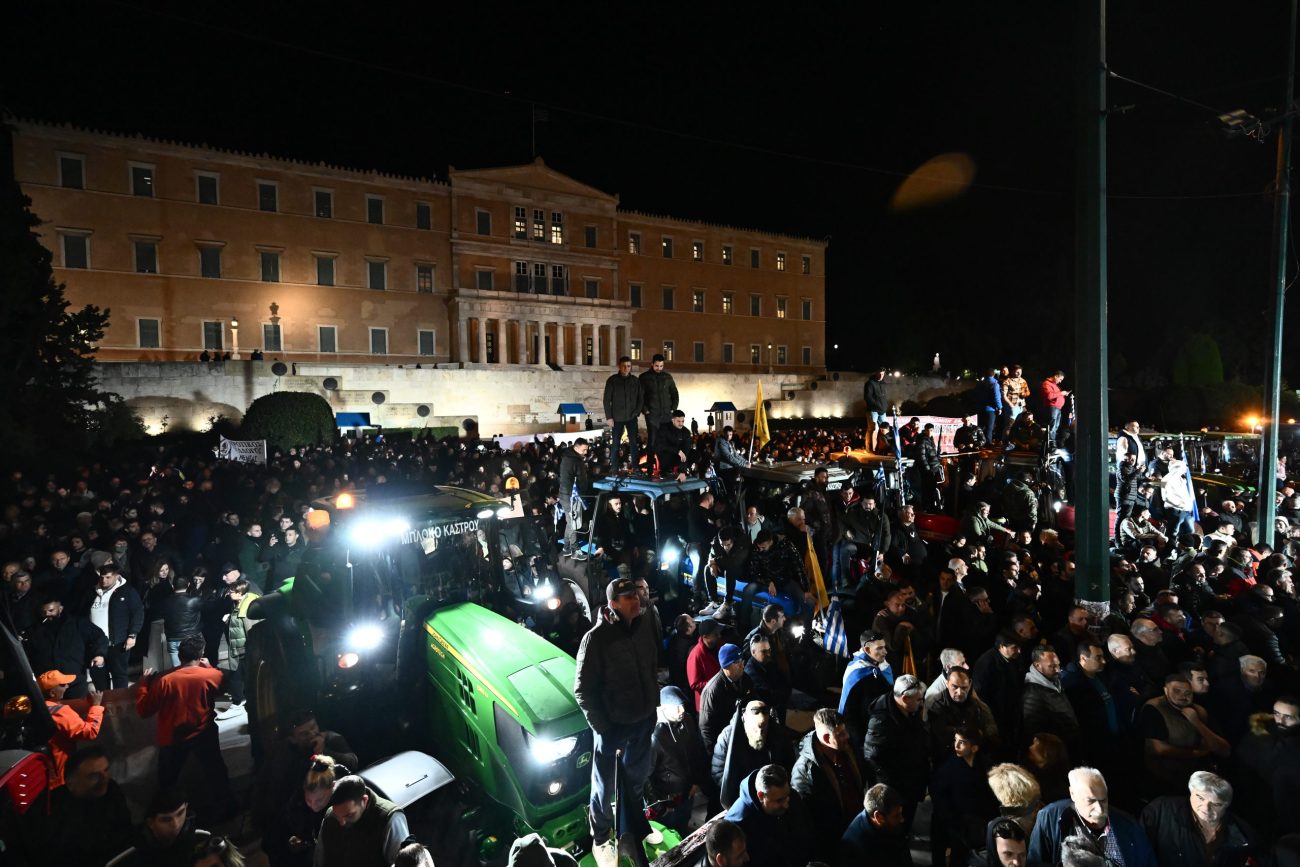 Ξεκίνησε το μεγάλο αγροτικό συλλαλητήριο μπροστά από τη βουλή (ΦΩΤΟ+Video)