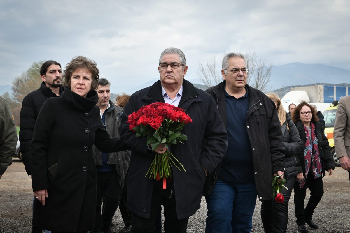 Στα Τέμπη ο Δ. Κουτσούμπας: 57 κόκκινα τριαντάφυλλα για 57 αθώες ψυχές που χάθηκαν