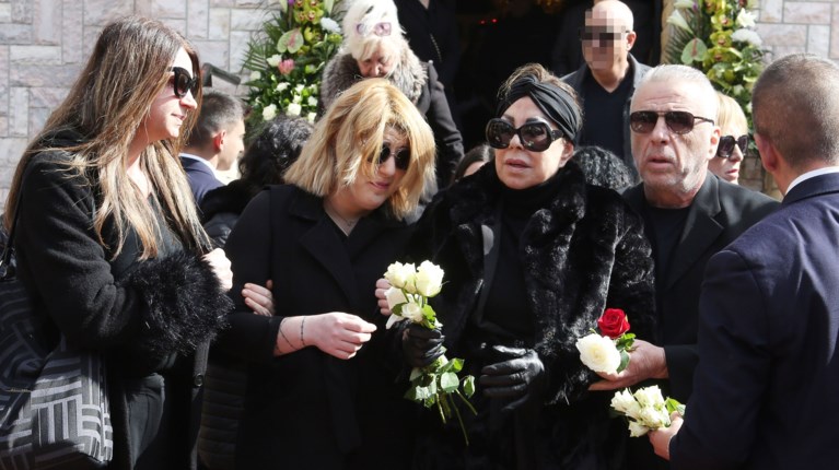 Ένταση στα εννιάμερα της μητέρας της Άντζελας Δημητρίου – Έφυγε τρέχοντας η κόρη της τραγουδίστριας (ΦΩΤΟ+Video)