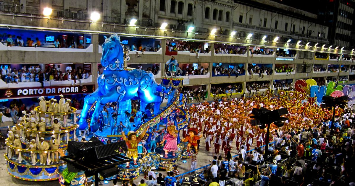 Σε καρναβαλικούς ρυθμούς το Ρίο στη Βραζιλία