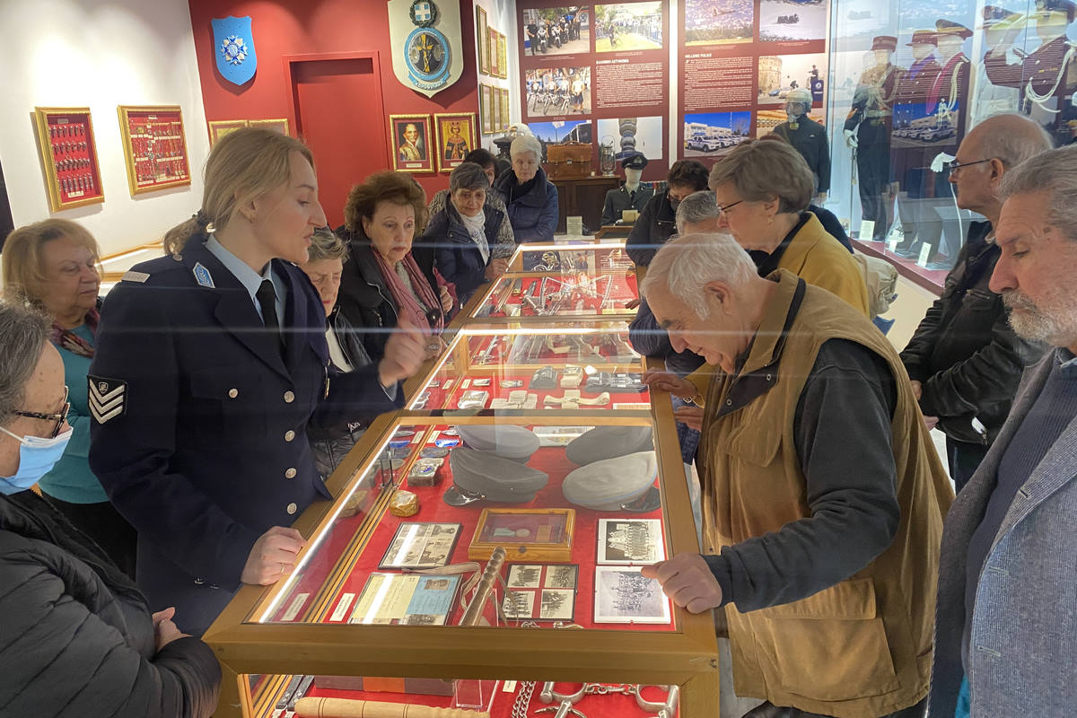 Θεσσαλονίκη: Τα ιστορικά κειμήλια της ΕΛΑΣ επισκέπτονται τα μέλη των ΚΑΠΗ του Δήμου Νεάπολης-Συκεών