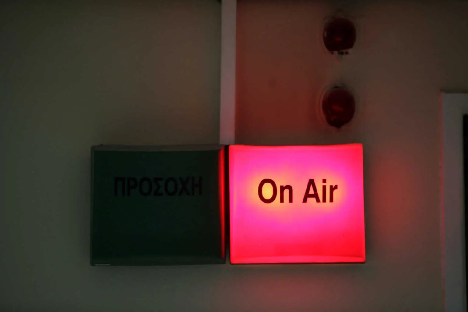 Της έκανε πρόταση γάμου On Air – Έκπληξη σε ραδιοφωνικό σταθμό στη Θεσσαλονίκη (Video)