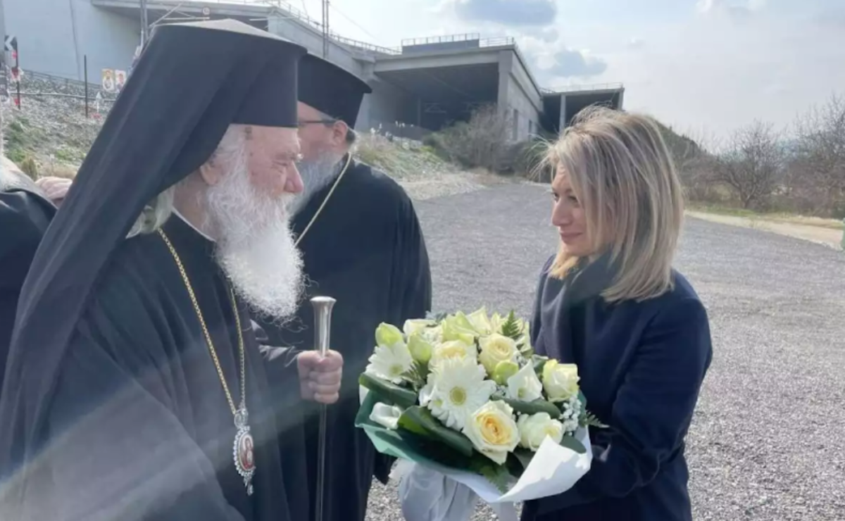 Τέμπη: Τρισάγιο από τον Aρχιεπίσκοπο Ιερώνυμο στον τόπο του πολύνεκρου δυστυχήματος
