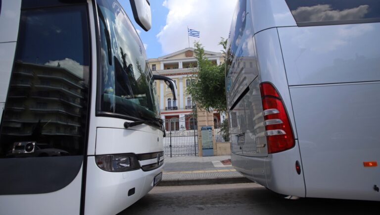 Θεσσαλονίκη: Συγκεντρώσεις οδηγών τουριστικών λεωφορείων σε δύο σημεία στη πόλη