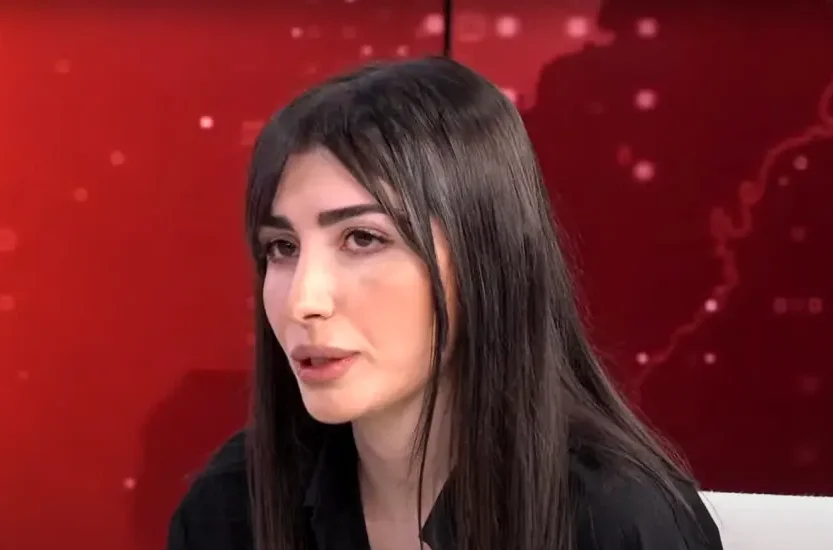 Συγκλονίζει πολυτραυματίας των Τεμπών: Σπάνια βγαίνω από το σπίτι, βλέπω σώματα να καίγονται (Video)