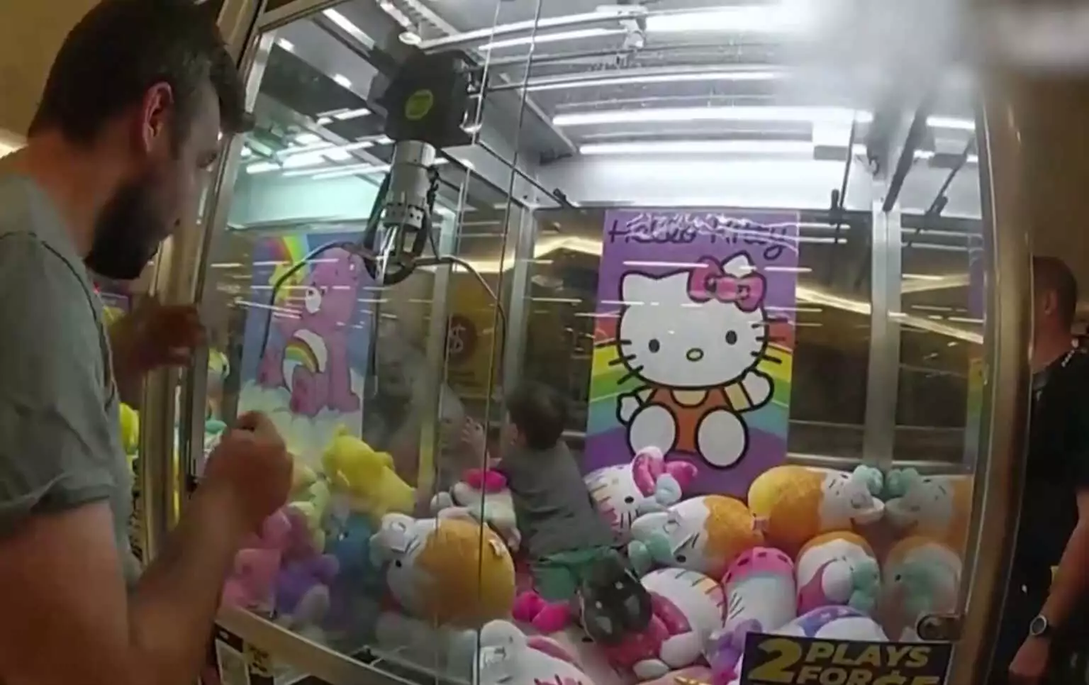 Αγοράκι τριών ετών «τρύπωσε» σε μηχάνημα με λούτρινα κουκλάκια (Video)