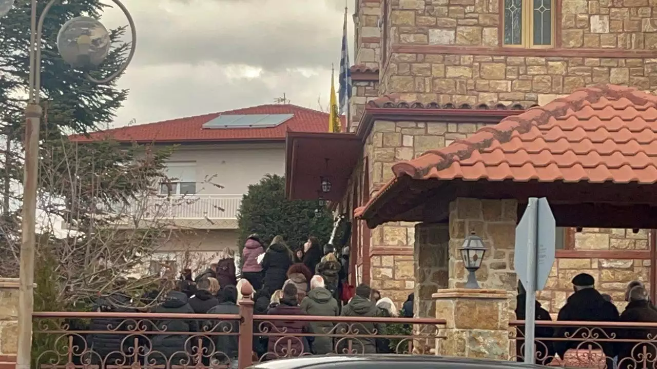 Πτολεμαΐδα: Κηδεύονται μωρό και πατέρας που πέθαναν την ίδια μέρα – Απαρηγόρητη η μητέρα