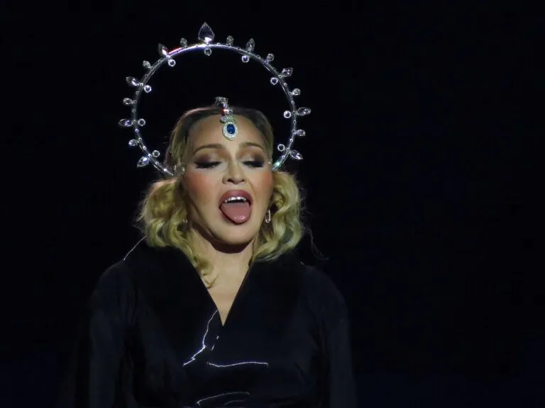 Το ατύχημα της Madonna πάνω στη σκηνή: Έπεσε από καρέκλα και ξέχασε τα λόγια της (Video)