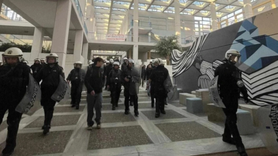 Κομοτηνή: Αστυνομική επέμβαση με 18 προσαγωγές στην κατάληψη της Νομικής Κομοτηνής