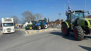 Αγρότες: Επέστρεψαν στον Πλατύκαμπο τα τρακτέρ – Τοπικές συσκέψεις στα μπλόκα για τη συνέχιση των κινητοποιήσεων (ΦΩΤΟ)