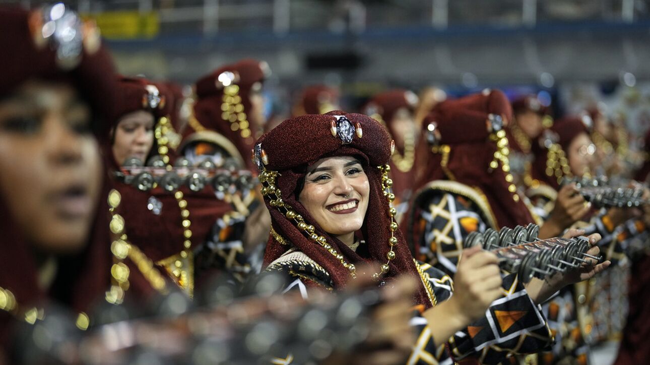 Σε καρναβαλικούς ρυθμούς το Ρίο στη Βραζιλία (Video)