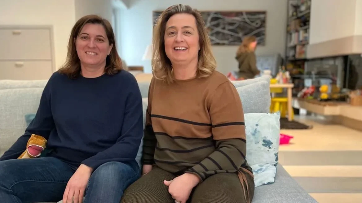 Αφιέρωμα του BBC στο νομοσχέδιο για τα ομόφυλα ζευγάρια στην Ελλάδα – Η ανησυχία της Βικτώριας και της Χριστίνας για την κόρη τους