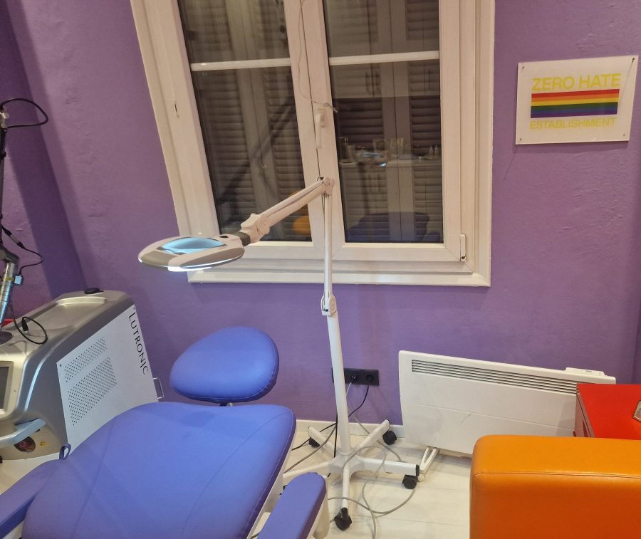 Θεσσαλονίκη: Το ινστιτούτο που αφαιρεί δωρεάν τατουάζ με εκφράσεις μίσους και δίνει την ευκαιρία για μια νέα αρχή