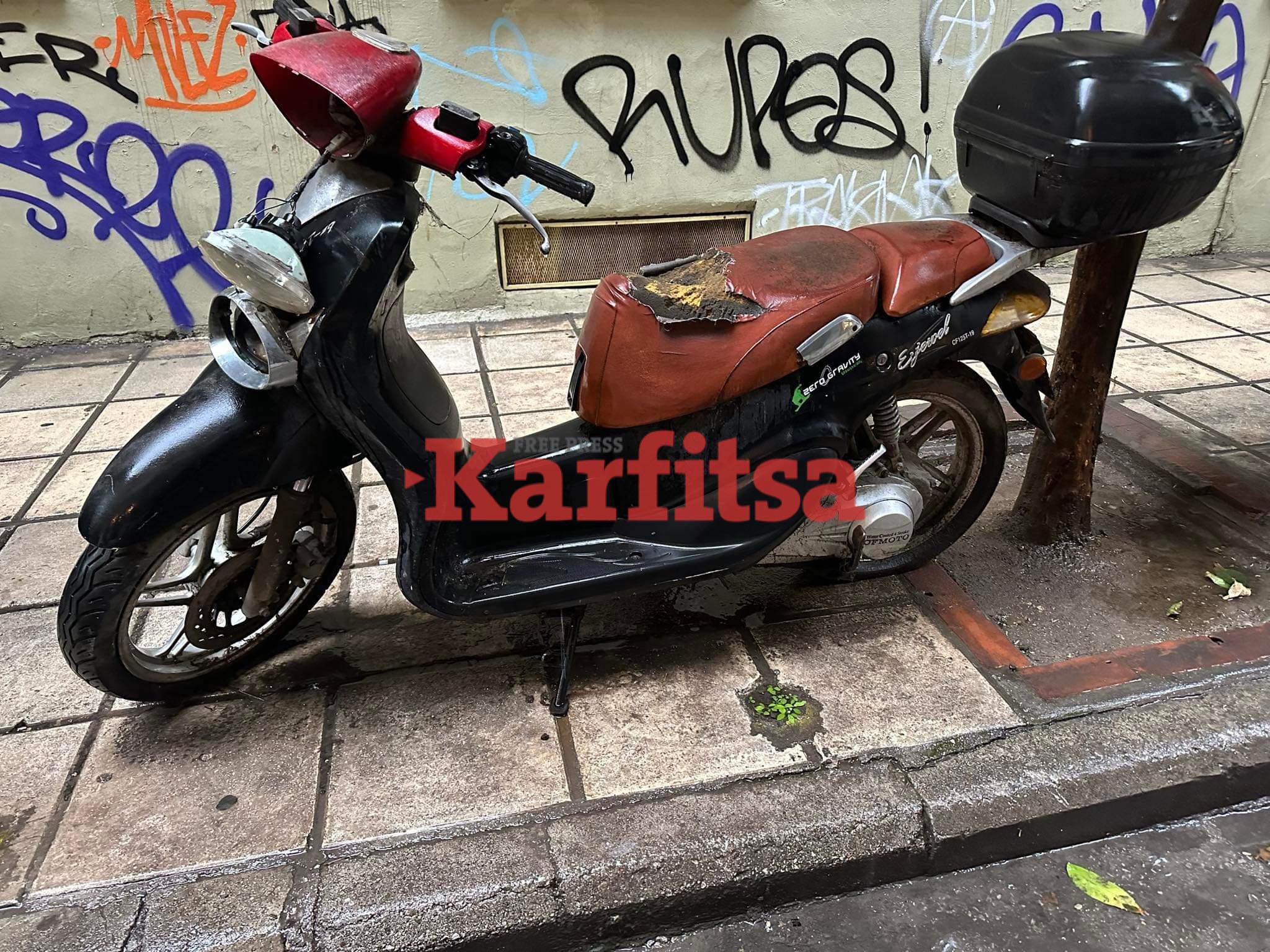 Θεσσαλονίκη: Δίκυκλο έχει «ριζώσει» έξι χρόνια σε πεζοδρόμιο στο κέντρο (ΦΩΤΟ+Video)