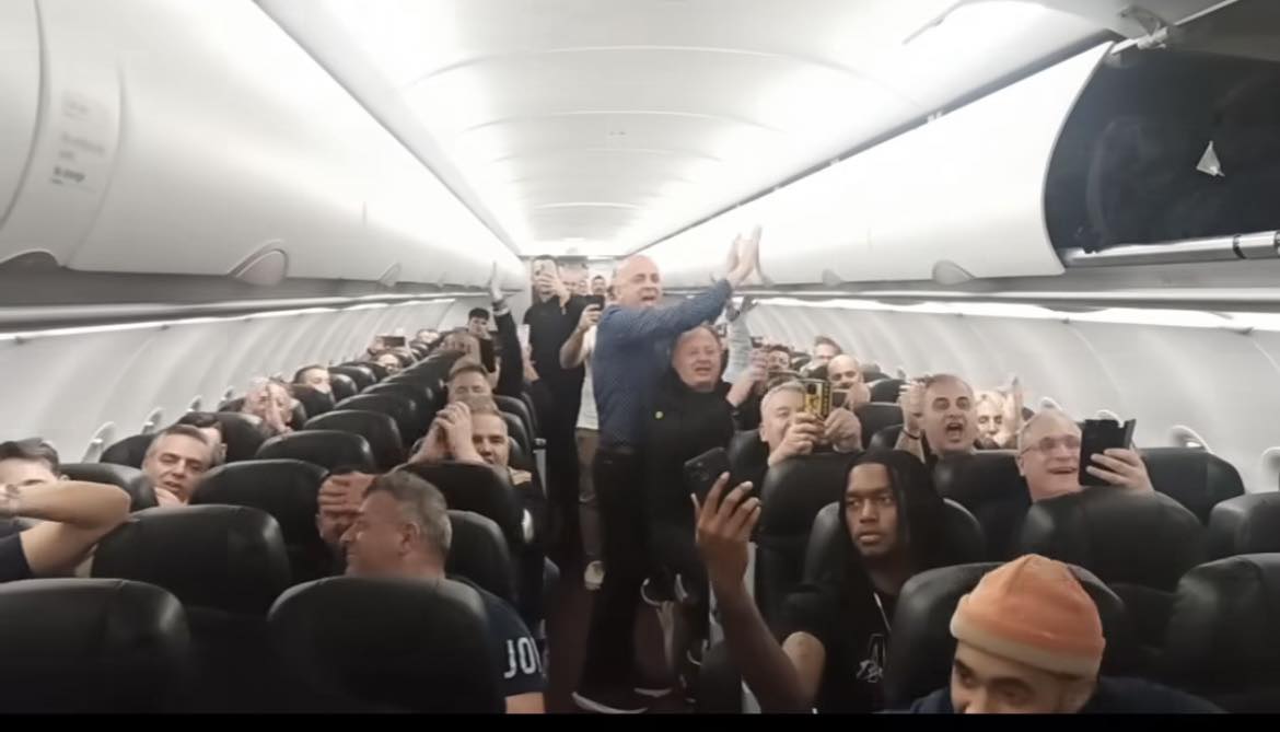 Οπαδοί του Άρη μετέτρεψαν το αεροπλάνο σε…κερκίδα